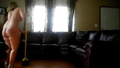 Wong wadon panas wis njupuk dheweke pus caressed karo alat vibrator