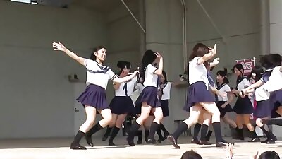 A brunette karo rambute ing dheweke pus wis penetrated ing meja