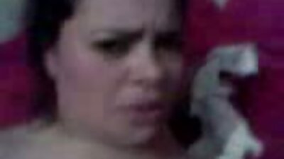 Latina mesem nalika cangkeme alon-alon ngisi mani