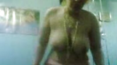 A wong lanang gedhe kurang ajar brunette panas karo rambute kriting ing video